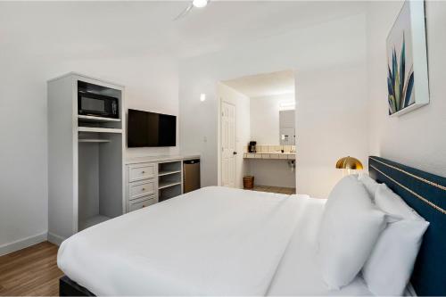 The Claire Hotel Room Type - Deluxe King Room