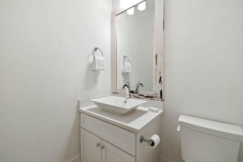 Eight-Bedroom House image 10