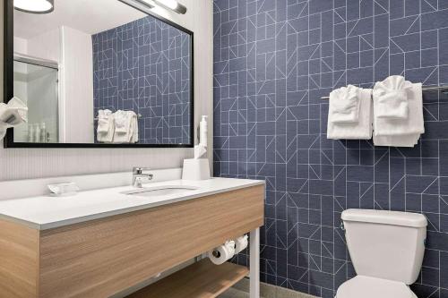 ห้องน้ำ, Spark by Hilton Glendive in เกลนไดฟ์ (MT)