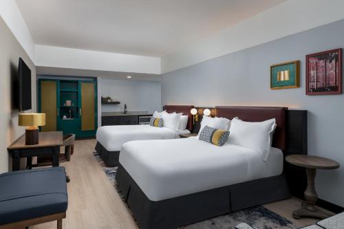 2 queen beds