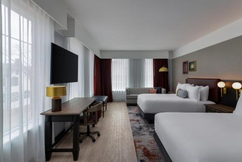 2 queen beds