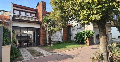Casa 5 personas. Calle principal Cañuelas