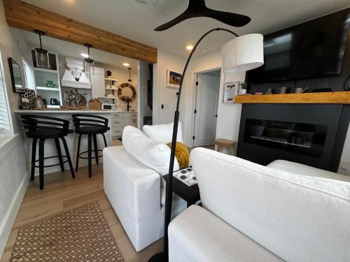 Walk to Best Eats and Shops and Stay in Style detail