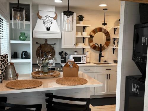 Walk to Best Eats and Shops and Stay in Style detail