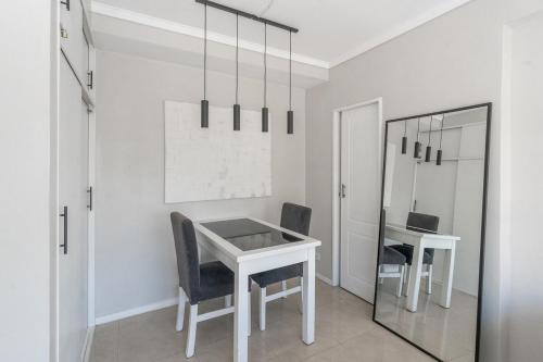 One-Bedroom Apartment image 6