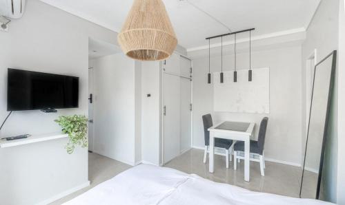 One-Bedroom Apartment image 4