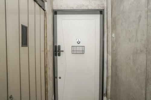 One-Bedroom Apartment image 2