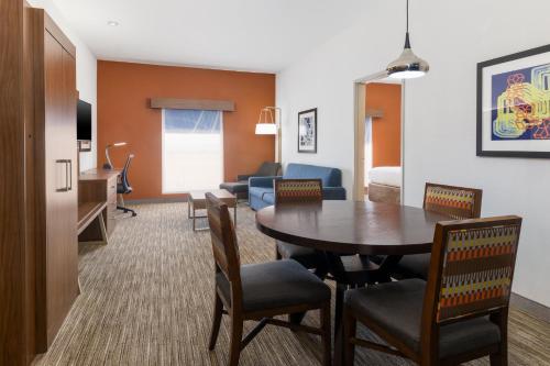 Holiday Inn Express & Suites Las Vegas SW Springvalley an IHG Hotel - image 37