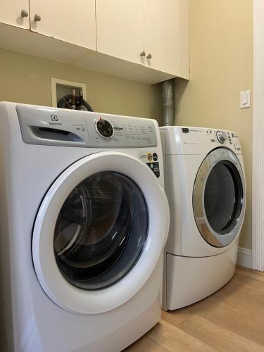 3 Bedrooms 1 Bath in SHARE HOUSE at Coquitlam Central Mall & skytrain in 高貴林港