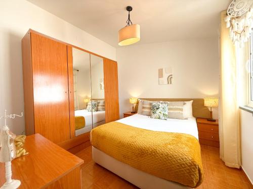 Riverside 3 Bdr Apartment with River View near Portimao in Estombar