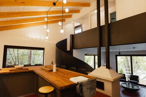 Casa orilla Lago Colbun en Bosque Nativo