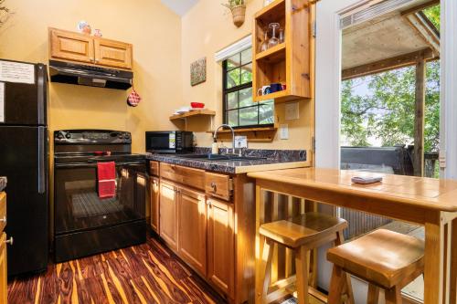 Bandera Stronghold - Crazy Horse Cabin in Bandera