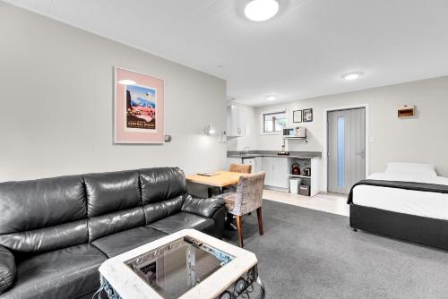 One-Bedroom Apartment image 10