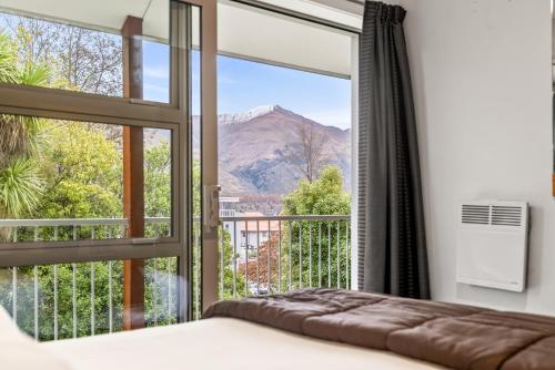 One-Bedroom Apartment image 4