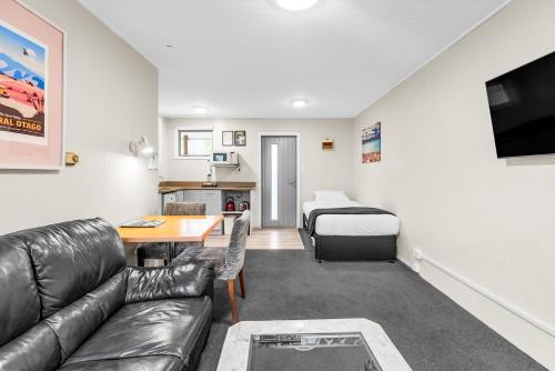 One-Bedroom Apartment image 7