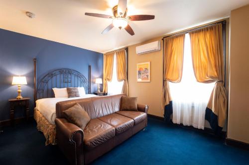 1 king bed, 1 sofa bed
