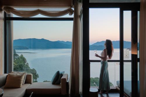 Qiandaohu Liberty Interworld Palace Room Type - Premium King Room with Lake View