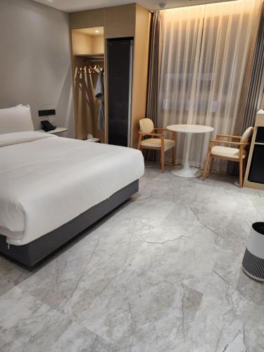 room detail thumbnail 0