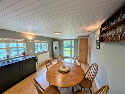 Beech Lodge - 3 Bedroom Chalet With Private Hot Tub in Tegryn