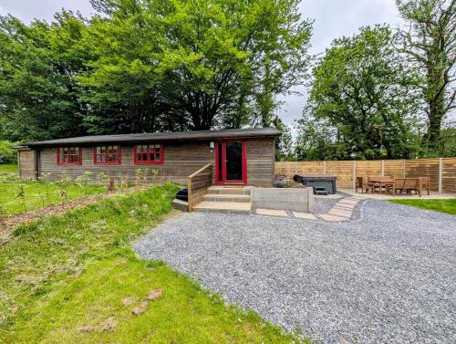 Beech Lodge - 3 Bedroom Chalet With Private Hot Tub in Tegryn