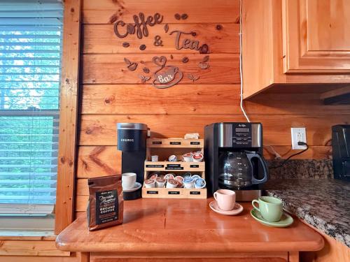 Charming Cabin, Seasonal Decor & Pool, 3min to Pkwy, Grill, GameRoom, Wifi & Workstation, Sleeps 14, Pigeon Forge (foto 10)