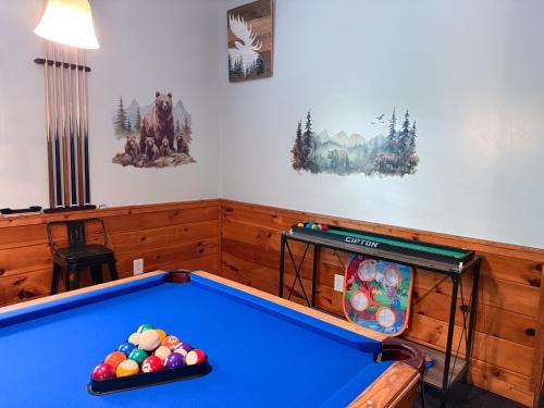 Charming Cabin, Seasonal Decor & Pool, 3min to Pkwy, Grill, GameRoom, Wifi & Workstation, Sleeps 14, Pigeon Forge (foto 6)