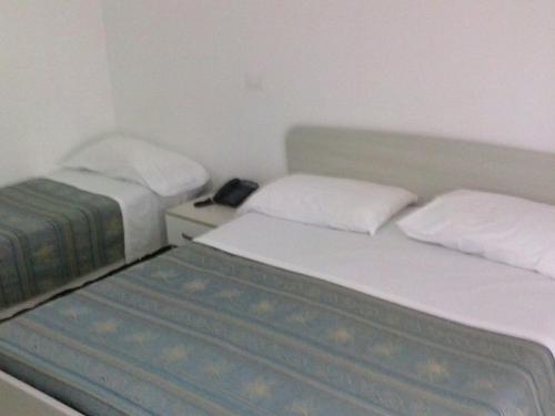 1 queen bed, 2 twin beds