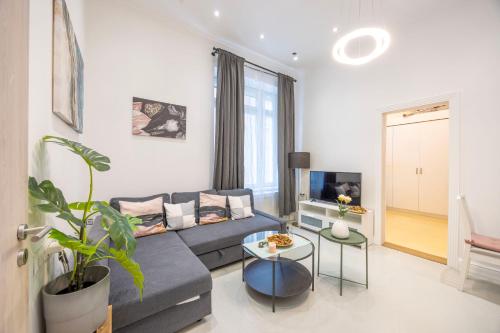 Deluxe & Cozy 1 Bedroom Suites next to the Fashion St