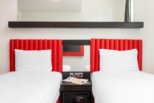 Tune Hotel Liverpool, Liverpool (photo 7)