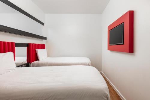 Tune Hotel Liverpool, Liverpool (photo 11)