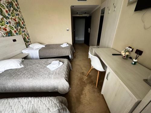 3 twin beds