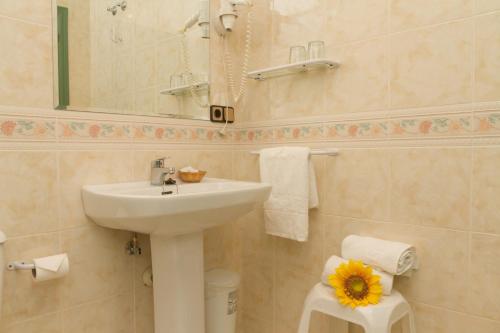 Hostal Siete Picos Hostal Siete Picos is perfectly located for both business and leisure guests in Segovia. The property features a wide range of facilities to make your stay a pleasant experience. Facilities for disabl