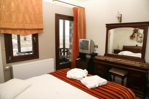 Standard Double Room with Lake and Village View