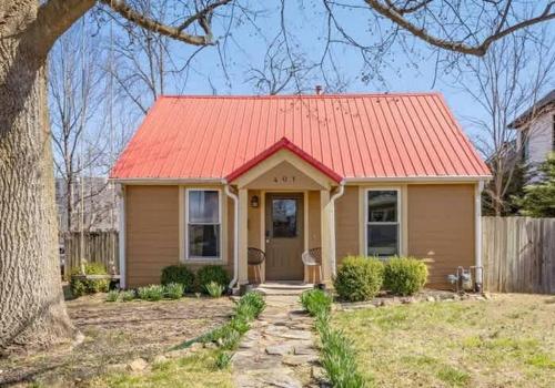 Little Red Roof-1mi to Downtown-Along Bike Trail