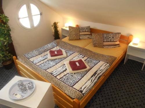 1 queen bed, 1 twin bed
