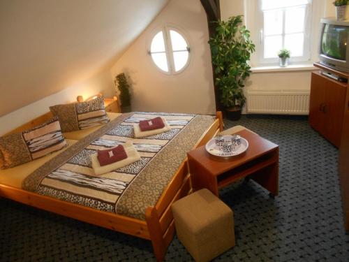 1 queen bed, 1 twin bed