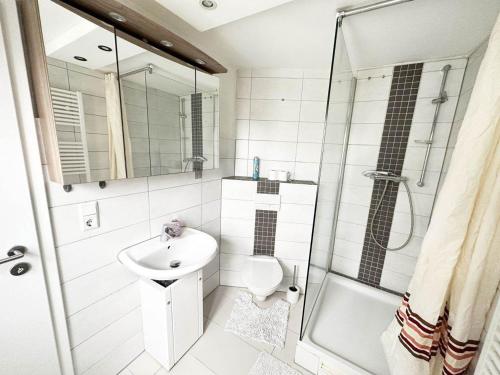 Душ, Work & Stay Apartment in Troisdorf in Тройдорф