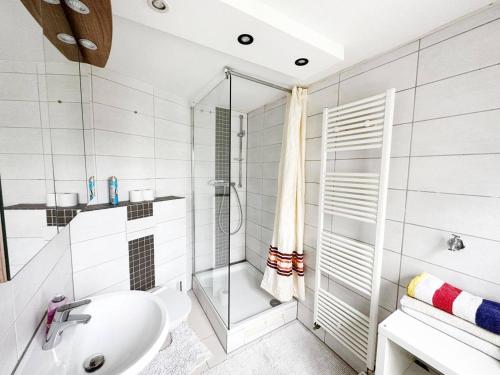 Душ, Work & Stay Apartment in Troisdorf in Тройдорф