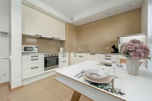 Cozy Apartment Wrocław with Garage Access by Noclegi Renters, Breslau (Foto 3)