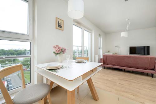 Cozy Apartment Wrocław with Garage Access by Noclegi Renters, Breslau (Foto 7)