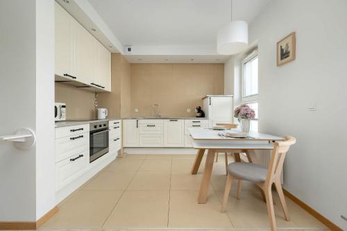 Cozy Apartment Wrocław with Garage Access by Noclegi Renters, Breslau (Foto 9)