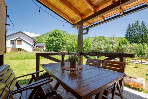 Anna's Mountain House in Smailagića Polje