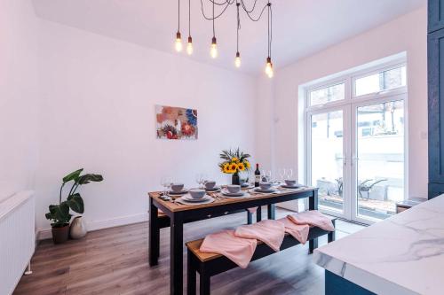 Stunning & Spacious Home by 53 Degrees Property, Sleeps 7 in the heart of Anfield!, Liverpool (photo 3)