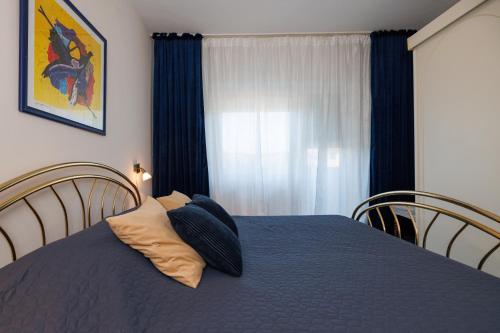 One-Bedroom Apartment image 9
