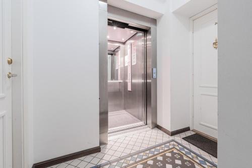 Two-Bedroom Apartment room in Family & Friends Suite Near old town