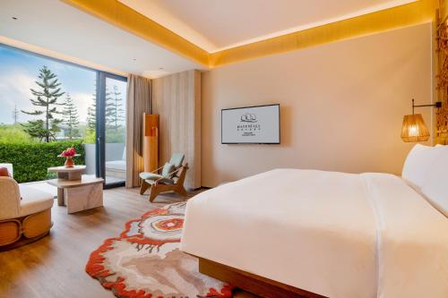 Deluxe King Room with Park View and Private Courtyard image 3