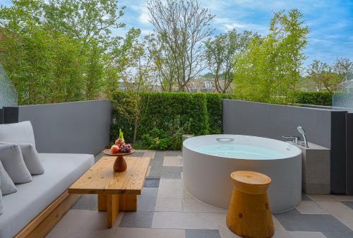 Deluxe King Room with Park View and Private Courtyard image 2