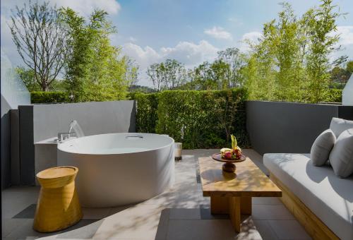 Deluxe Double Room with Two Double Beds and Expo Park View - Private Courtyard image 3