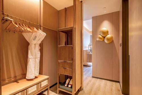 Deluxe Double Room with Two Double Beds and Expo Park View - Private Courtyard image 2
