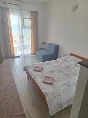 1 queen bed, 1 twin bed, 1 sofa bed